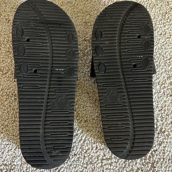 EUC CL By LAUNDRY Black Slip On Size 8 - Picture 3 of 5